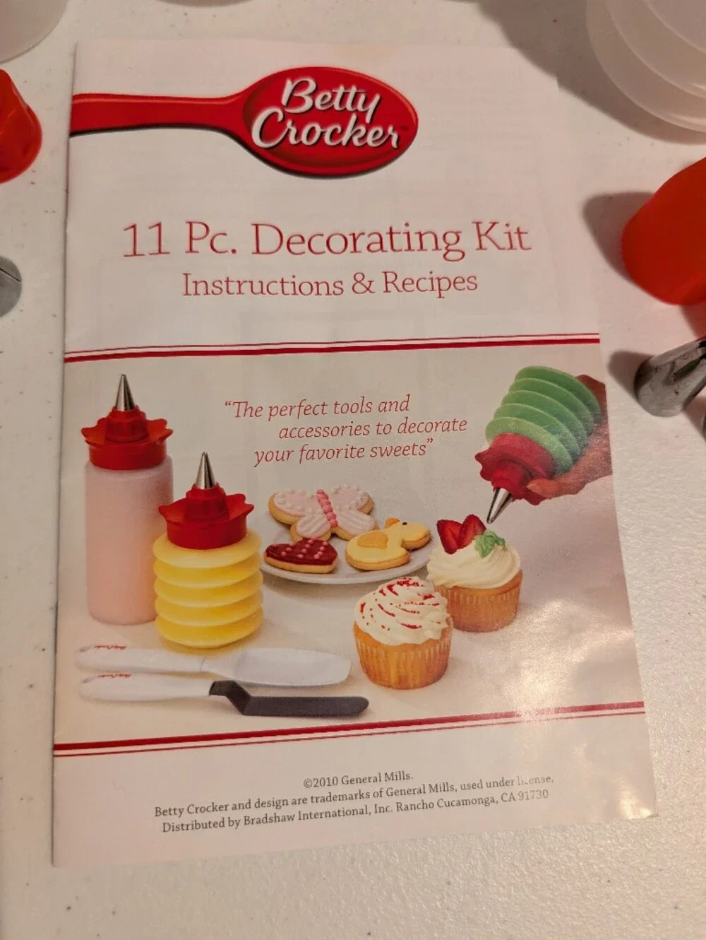 Betty Crocker Red and White 11-Piece Decorating Kit